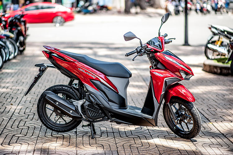 Honda Click 125i 2018 nhập Thái có thiết kế hoàn toàn khác so với những chiếc Click 110 nhỏ bé từng được phân phối chính hãng tại Việt Nam trước đây. Từ bỏ vẻ ngoài nhỏ nhắn cùng thiết kế đậm chất nữ tính, Click mới mang thiết kế hầm hố, góc cạnh và phù hợp với đa dạng người dùng.