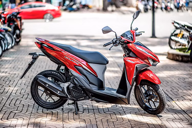 Honda Click 125i 2018 nhập Thái có thiết kế hoàn toàn khác so với những chiếc Click 110 nhỏ bé từng được phân phối chính hãng tại Việt Nam trước đây. Từ bỏ vẻ ngoài nhỏ nhắn cùng thiết kế đậm chất nữ tính, Click mới mang thiết kế hầm hố, góc cạnh và phù hợp với đa dạng người dùng.