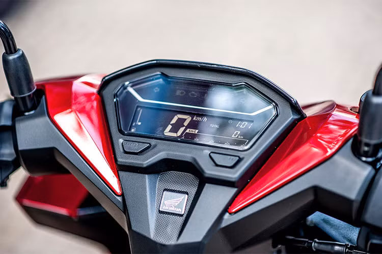 Ngoài phần đầu khá hầm hố, cá tính - cụm đồng hồ của mẫu xe ga Honda Click 125i 2018 ngoài việc được làm mới dạng kỹ thuật số hoàn toàn, còn được chia mảng miếng sắc cạnh đồng bộ với thiết kế của xe.