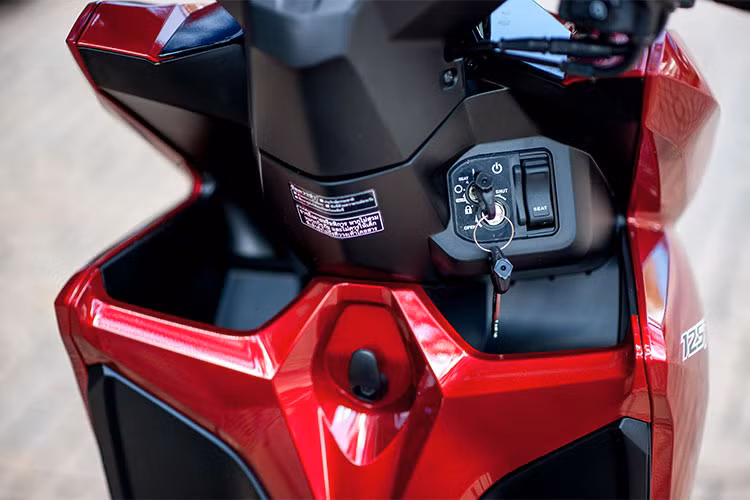 Phanh sau của xe có lẫy khóa giúp đỗ xe ngang dốc. Đáng tiếc trên phiên bản Click 125 mới này không được trang bị chìa khoá thông minh Smartkey - chống trộm mà vẫn là khoá từ đa dụng. Phía trước người lái là hai hộc đựng đồ lặt vặt khá tiện dụng, đặc biệt là dành cho phái đẹp.