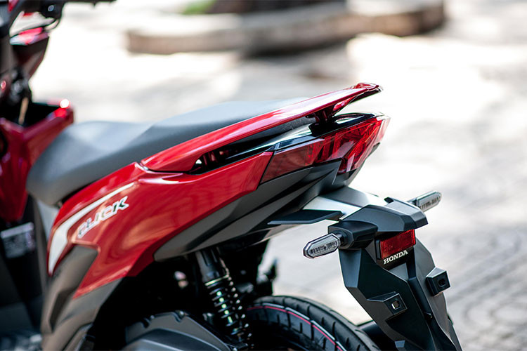 Thân xe được vuốt nhọn và kéo dài về phía đuôi. Cụm đèn hậu và xi nhan dạng led tách rời được làm nhỏ nhắn gắn liền với thiết kế tổng thể của thân xe, góc cạnh hơn phiên bản cũ. Yên xe dạng mềm, được hạ thấp trọng tâm trước, vuốt cao phía sau đủ dùng cho hai người.