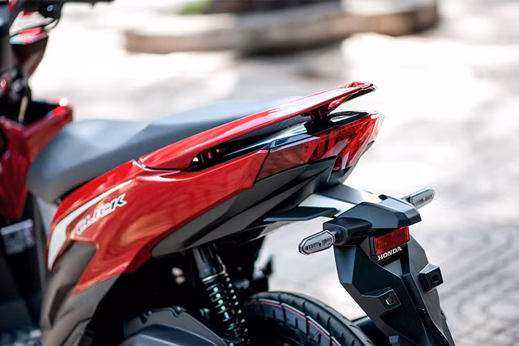 Thân xe được vuốt nhọn và kéo dài về phía đuôi. Cụm đèn hậu và xi nhan dạng led tách rời được làm nhỏ nhắn gắn liền với thiết kế tổng thể của thân xe, góc cạnh hơn phiên bản cũ. Yên xe dạng mềm, được hạ thấp trọng tâm trước, vuốt cao phía sau đủ dùng cho hai người.