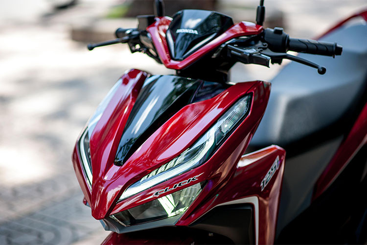 Phiên bản Click 125i 2018 mới này sở hữu thiết kế hầu như không có nhiều thay đổi so với thế hệ mới lần đầu tiên ra mắt năm 2013 với ngoại hình góc cạnh, cụm đèn pha mắt cáo lớn dạng full led không chỉ giúp cho chiếc xe tay ga này trở lên cá tính, mạnh mẽ - mà còn còn giúp cho xe tiết kiệm điện năng đến 80% so với đèn pha thông thường.