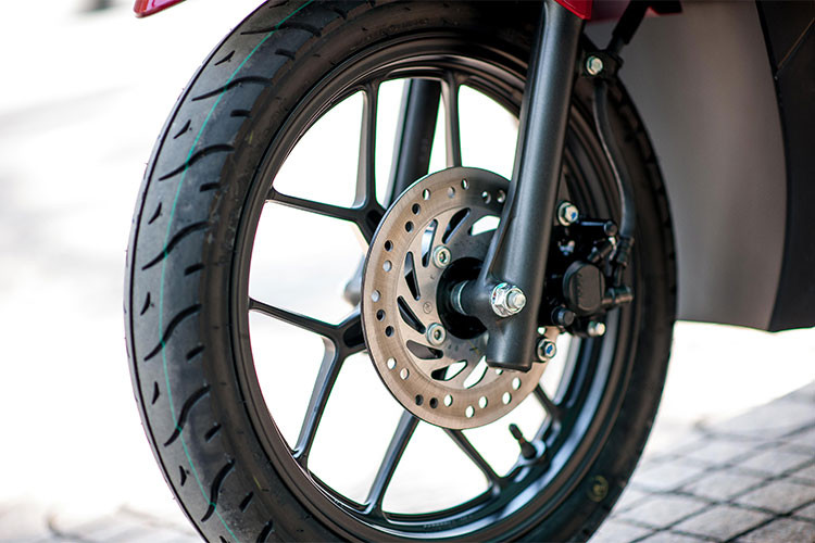 Phuộc trước của xe dạng ống lồng, phuộc đơn phía sau như người anh em Click trước đây. Bánh trước dùng thắng đĩa, còn bánh sau là phanh tang trống kết hợp Combi Brake quen thuộc của thương hiệu xe máy Honda.