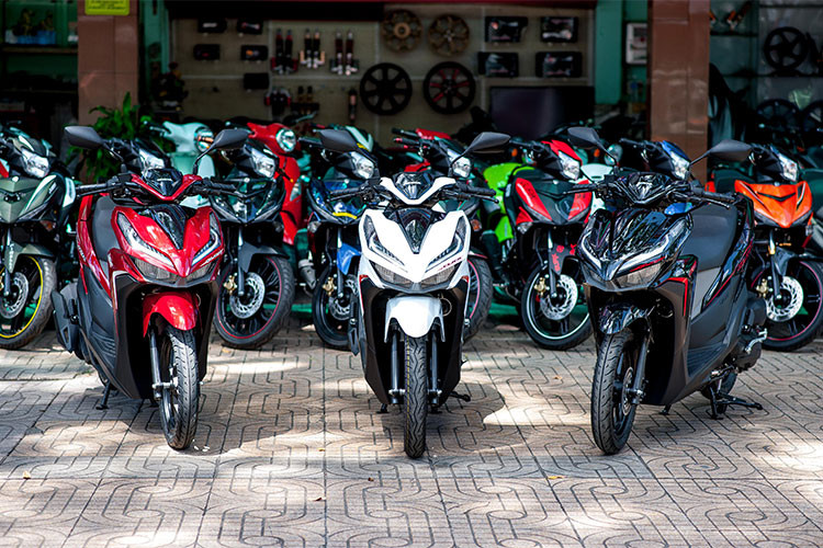 Giá xe Honda Click 125i phiên bản 2018 mới nhất tại các đại lý tư nhân ở Việt Nam có mức chênh lệch giá khác nhau nhưng vẫn nằm ở mức khoảng hơn 60 triệu đồng. Mẫu xe trong bài viết này được phân phối tại đại lý xe máy tư nhân Quang Phương tại Phường 5, Q 9, TP HCM.