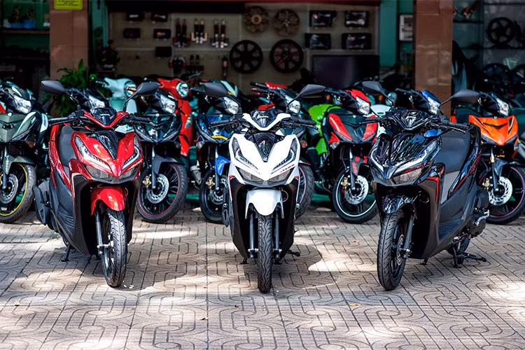 Giá xe Honda Click 125i phiên bản 2018 mới nhất tại các đại lý tư nhân ở Việt Nam có mức chênh lệch giá khác nhau nhưng vẫn nằm ở mức khoảng hơn 60 triệu đồng. Mẫu xe trong bài viết này được phân phối tại đại lý xe máy tư nhân Quang Phương tại Phường 5, Q 9, TP HCM.