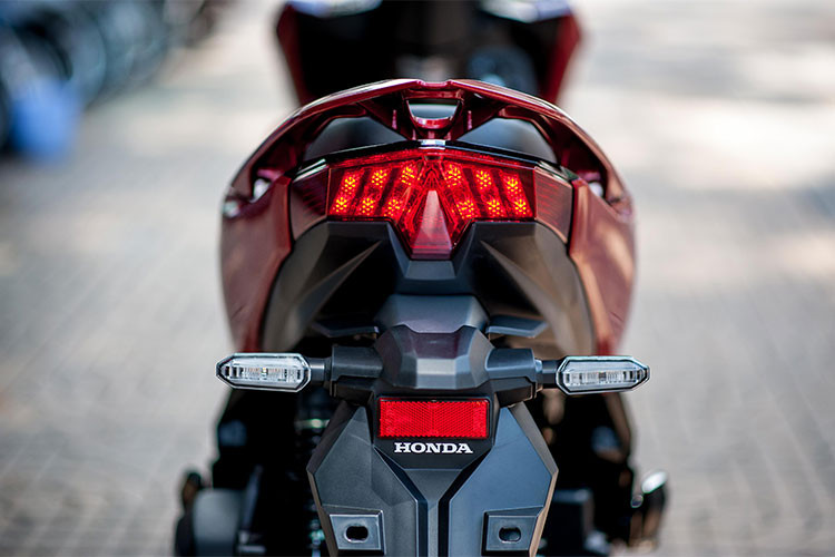 Honda Click 125i phiên bản 2018 này sử dụng bộ vành 14 inch 5 chấu kép dạng chữ Y, kết hợp với bộ lốp không xăm đang được sử dụng rất nhiều trên những mẫu xe mới ra mắt của Honda hiện nay. Kích thước bánh trước 80 / 90-14M / C 40P, bánh sau 90 / 90-14M / C 46P.