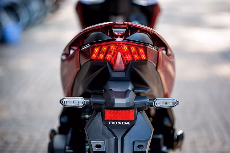 Honda Click 125i phiên bản 2018 này sử dụng bộ vành 14 inch 5 chấu kép dạng chữ Y, kết hợp với bộ lốp không xăm đang được sử dụng rất nhiều trên những mẫu xe mới ra mắt của Honda hiện nay. Kích thước bánh trước 80 / 90-14M / C 40P, bánh sau 90 / 90-14M / C 46P.