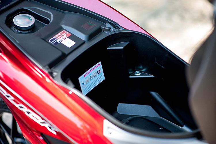 Cốp xe có dung tích 18 lít, có thể chưa 1 mũ bảo hiểm cỡ lớn cùng một vài vật dụng khác. Không giống như "người anh em" Honda AirBlade tại Việt Nam, bình xăng của Click 125 mới dung tích 5,5 lít nằm phía dưới yên.