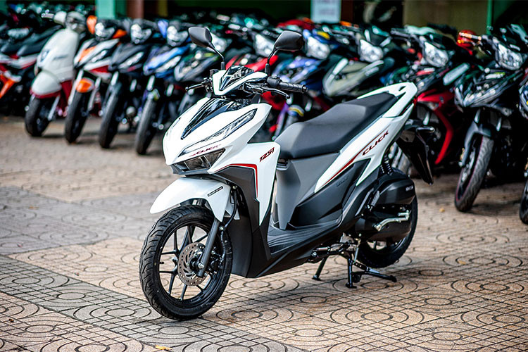 Theo nhà sản xuất xe máy Honda công bố, Click 125i mới có mức tiêu hao nhiên liệu khoảng 1,6 lít/100 km. Xe sở hữu bình xăng có dung tích 5,5 lít, có thể chạy được quãng đường khoảng 300km mới phải tiếp nhiên liệu.