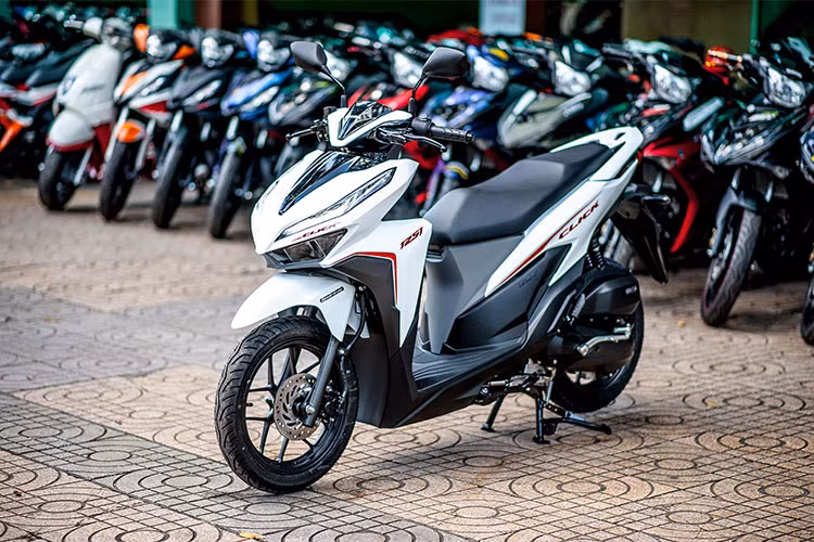 Theo nhà sản xuất xe máy Honda công bố, Click 125i mới có mức tiêu hao nhiên liệu khoảng 1,6 lít/100 km. Xe sở hữu bình xăng có dung tích 5,5 lít, có thể chạy được quãng đường khoảng 300km mới phải tiếp nhiên liệu.