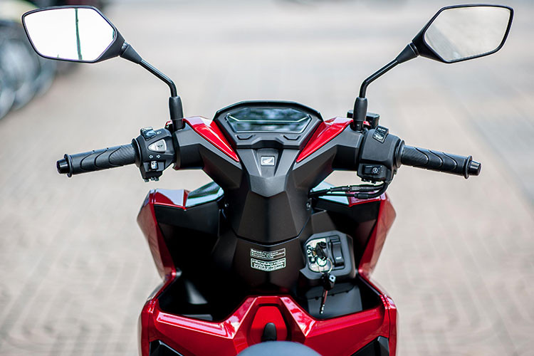 Xe có tay lái khá phù hợp với thể hình của người dùng Việt Nam. Trên tay lái bên phải của xe có công tắc Idle Stop, khởi động bố trí đơn giản - phiên bản Thái Lan không có công tắc bật tắt đèn pha. Cùm công tắc bên trái là các chức năng tiêu chuẩn có trên mọi dòng xe Honda mới hiện nay.