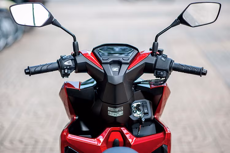 Xe có tay lái khá phù hợp với thể hình của người dùng Việt Nam. Trên tay lái bên phải của xe có công tắc Idle Stop, khởi động bố trí đơn giản - phiên bản Thái Lan không có công tắc bật tắt đèn pha. Cùm công tắc bên trái là các chức năng tiêu chuẩn có trên mọi dòng xe Honda mới hiện nay.