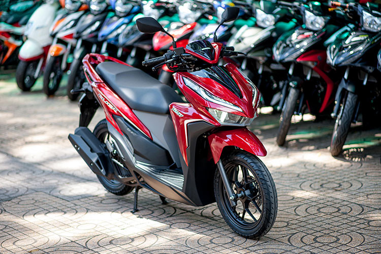 Thế hệ xe ga Honda Click trang bị hệ thống phun xăng điện tử PGM-FI với dung tích xy-lanh 125cc lần đầu tiên trình làng vào năm 2008 tại thị trường Đông Nam Á, cụ thể là Thái Lan đã nhanh chóng trở thành một trong những mẫu xe tay ga rất hút khách hàng nhất tại Việt Nam.