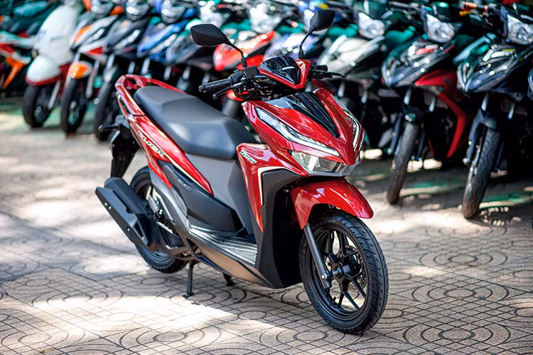 Thế hệ xe ga Honda Click trang bị hệ thống phun xăng điện tử PGM-FI với dung tích xy-lanh 125cc lần đầu tiên trình làng vào năm 2008 tại thị trường Đông Nam Á, cụ thể là Thái Lan đã nhanh chóng trở thành một trong những mẫu xe tay ga rất hút khách hàng nhất tại Việt Nam.
