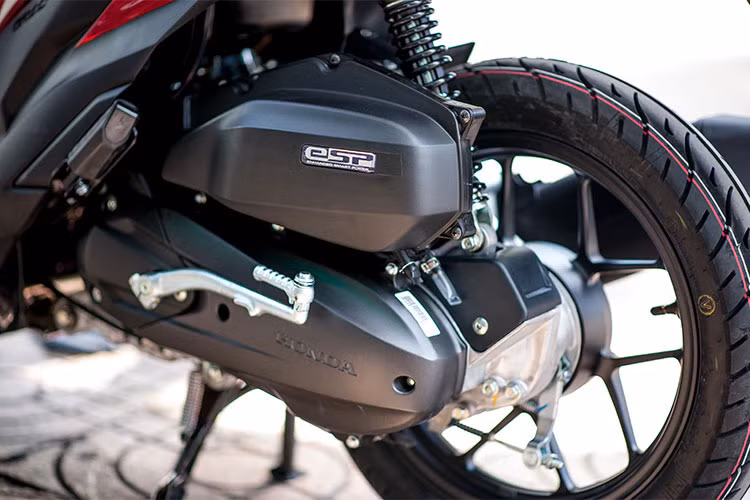 Honda Click 125i phiên bản 2018 vẫn được trang bị khối động cơ 124,88 phân khối, phun xăng điện tử PGM-FI với công suất tối đa 11,2 mã lực tại vòng tua máy 8.500 vòng/phút và mô-men xoắn cực đại 11,16Nm tại vòng tua 6.500 vòng/phút. Đi kèm với đó là công nghệ phun xăng điện tử Fi, hệ thống Idling Stop thông minh tự ngắt khi dừng...