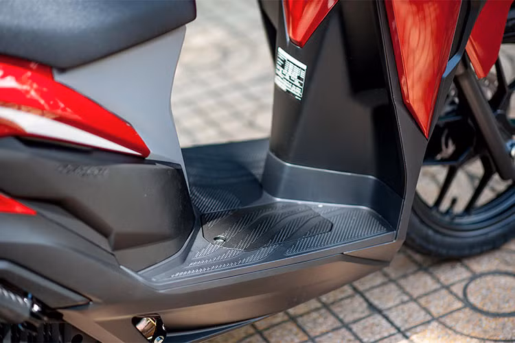 Honda Click 125i 2018 mới sở hữu kích thước dài 1.921, rộng 693 và cao 1.095 mm, khoảng cách giữa 2 trục bánh xe 1.280 mm, khoảng cách từ gầm xe đến mắt đất là 135 mm, chiều cao yên xe 676 mm, trọng lượng khô 110 kg. Khu vực để chân của xe khá rộng và toải mái cho người dùng.