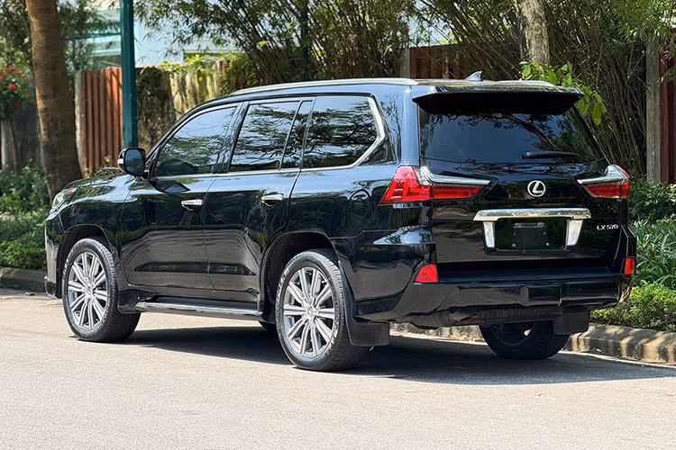 Được biết, giá xe Lexus LX570 2016 nhập Mỹ thời điểm mới về Việt Nam, dao động từ 8,4 - 8,8 tỷ đồng, tùy cấu hình trang bị. Có thể thấy, sau 8 năm sử dụng, chiếc SUV hạng sang này đã mất giá một khoản đáng kể. 