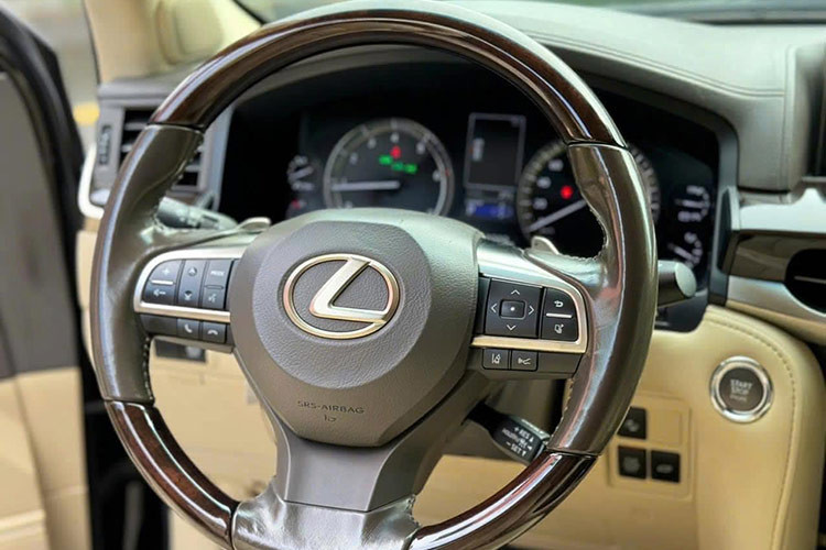 Xe được trang bị màn hình trung tâm cảm ứng 12,3 inch, đồng hồ LED, màn hình HUD hiển thị thông tin trên kính lái, hệ thống điều khiển touchpad và hai màn hình cho hàng ghế sau. 