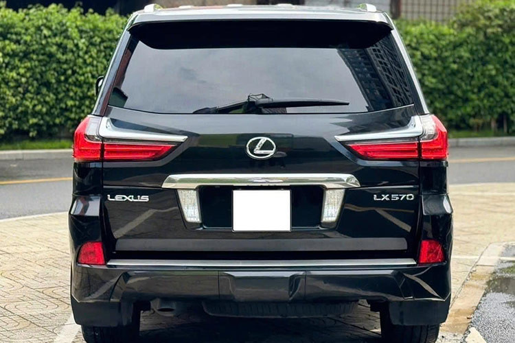 Ngoài ra xe còn có hộp số tự động đa chế độ và lẫy chuyển số trên vô lăng cho phép chuyển số bằng tay. 5 chế độ lái trên xe, gồm: Normal, Eco, Comfort, Sports và Sports +.