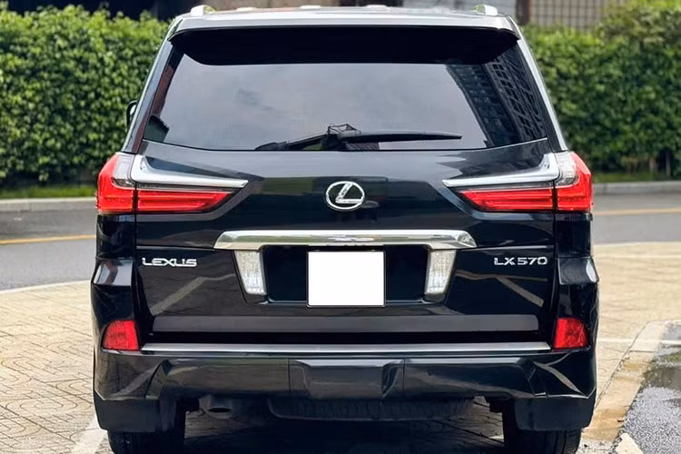 Ngoài ra xe còn có hộp số tự động đa chế độ và lẫy chuyển số trên vô lăng cho phép chuyển số bằng tay. 5 chế độ lái trên xe, gồm: Normal, Eco, Comfort, Sports và Sports +.