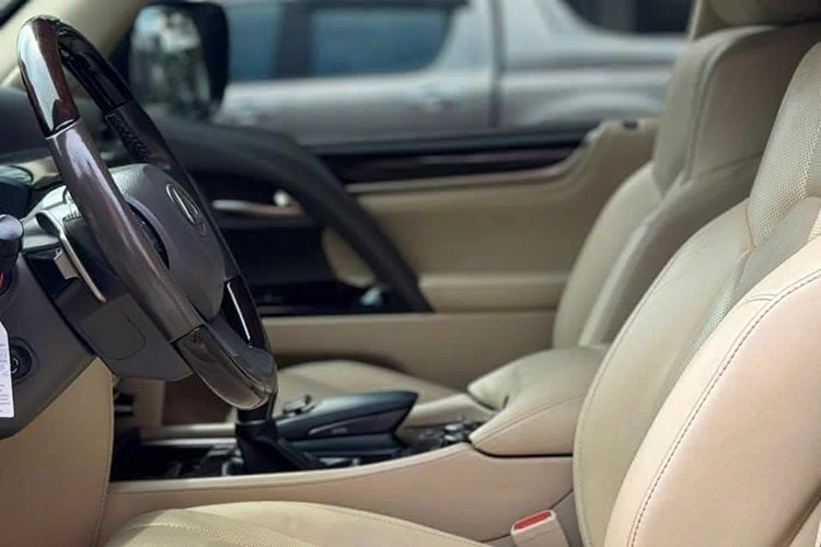 Những tiện nghi đáng chú ý khác có đèn sưởi vô lăng, sưởi hàng ghế sau, LED trần cảm ứng, cửa sổ trời, sạc điện thoại không dây, hộc làm mát, hệ thống điều hòa Lexus Climate Concierge tự động điều chỉnh nhiệt độ và dàn âm thanh 19 loa Mark Levinson cao cấp.