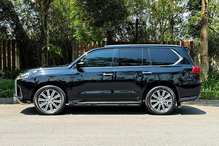 Theo tham khảo, một showroom chuyên kinh doanh xe đã qua sử dụng đang chào bán một chiếc Lexus LX570 đời 2016 với mức giá chỉ nhỉnh 4,6 tỷ đồng. Người bán cho biết, xe được nhập khẩu từ Mỹ với ngoại thất đen và nội thất màu kem. Số km đã sử dụng khoảng 13 vạn km.