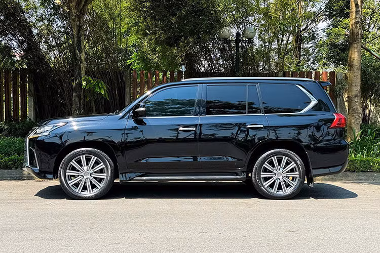 Theo tham khảo, một showroom chuyên kinh doanh xe đã qua sử dụng đang chào bán một chiếc Lexus LX570 đời 2016 với mức giá chỉ nhỉnh 4,6 tỷ đồng. Người bán cho biết, xe được nhập khẩu từ Mỹ với ngoại thất đen và nội thất màu kem. Số km đã sử dụng khoảng 13 vạn km.