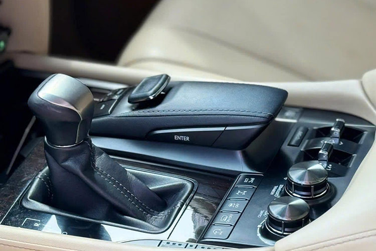 LX570 được trang bị động cơ lớn nhất từng có trên xe hạng sang Lexus. Động cơ V8 5.7L kết hợp với hộp số tự động 8 cấp với dải tỷ số truyền rộng và sát nhau, cho công suất cực đại 367 mã lực/5600vòng/phút &amp; Mô men xoắn 530Nm/3200 vòng/phút.