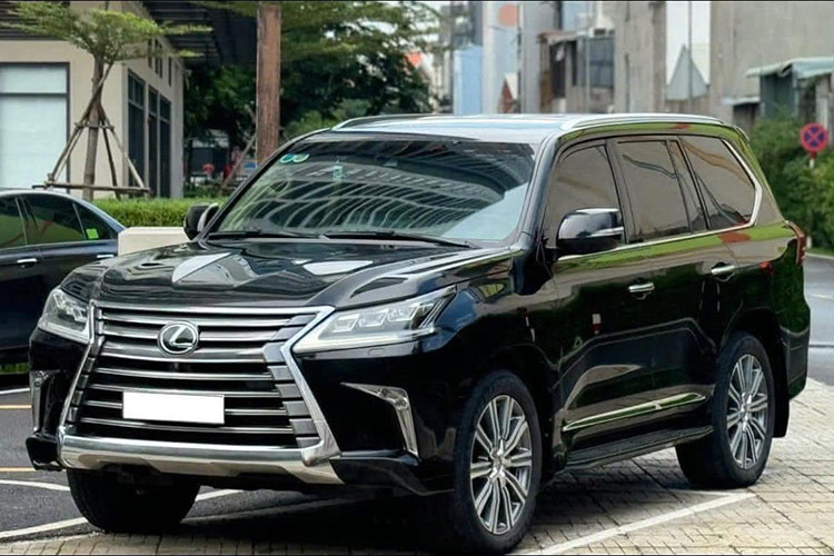 Về thiết kế ngoại thất, đầu xe Lexus LX570 2016 đời cũ này gây ấn tượng với lưới tản nhiệt lớn hình con suốt đặc trưng củ thương hiệu. Ngoài ra còn có cụm đèn pha LED ba bóng, đèn LED ban ngày hình chữ L đặc trưng, viền đèn sương mù mạ crôm kiểu boomerang độc đáo và đèn hậu hình chữ L tinh tế.