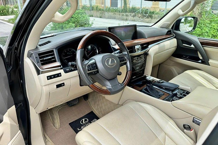 Mẫu xe SUV hạng sang LexusLX570 2016 sở hữu một không gian nội thất sang trọng với ghế bọc da cao cấp, các chi tiết ốp gỗ Shimamoku và hàng loạt tiện nghi hiện đại.