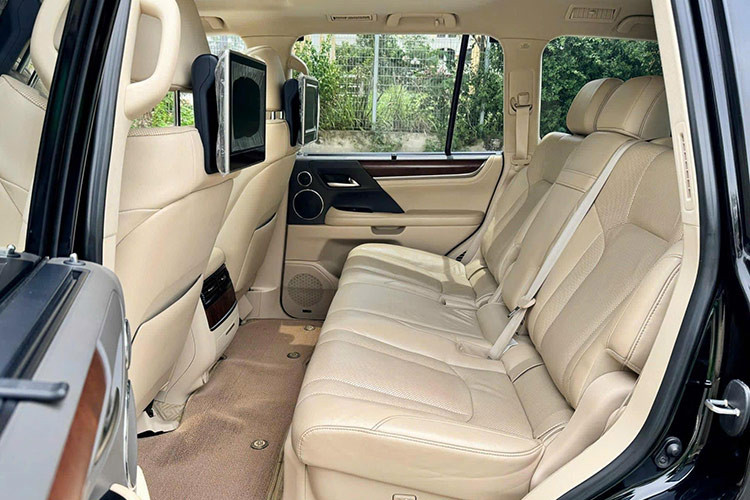 Lexus trang bị trên LX570 2016 hệ thống theo dõi cảnh báo áp suất lốp (TPMS), hệ thống cảnh báo điểm mù (BSM) sử dụng sóng ra-đa và chức năng cảnh báo điểm mù khi lùi (Rear Cross Traffic Alert) phát hiện và thông báo khi phương tiện khác tiến đến vùng không gian xe sẽ lùi...