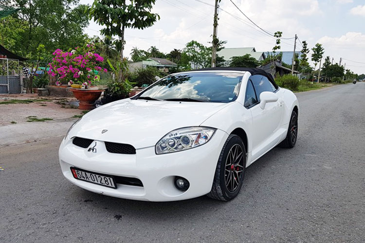 Giá xe Mitsubishi Eclipse GS đời cũ trên thị trường xe cũ hiện đang được chào bán khá rẻ, chỉ từ hơn 400 đến 600 triệu đồng tuỳ từng đời. Mức giá này hiện chỉ ngang một chiếc xe sedan hạng B tại Việt Nam.