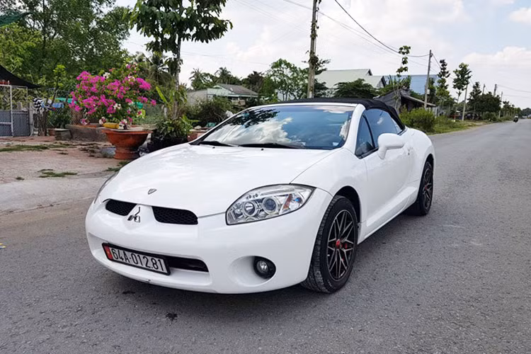 Giá xe Mitsubishi Eclipse GS đời cũ trên thị trường xe cũ hiện đang được chào bán khá rẻ, chỉ từ hơn 400 đến 600 triệu đồng tuỳ từng đời. Mức giá này hiện chỉ ngang một chiếc xe sedan hạng B tại Việt Nam.