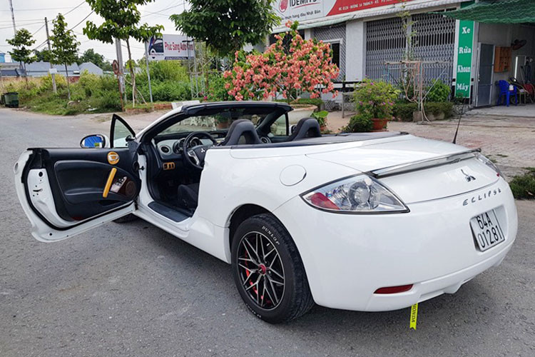 Mẫu xe mui trần Mitsubishi Eclipse GS 2008 này hiện được rao bán với giá chỉ 550 triệu đồng tại Vĩnh Long. Đi kèm với mức giá bán này không thể thiếu là lời cam kết xe chưa từng gặp tai nạn hay thủy kích...