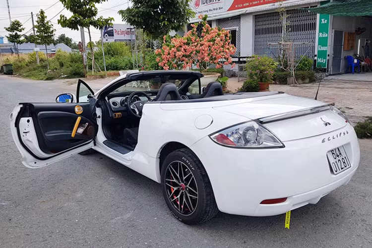 Mẫu xe mui trần Mitsubishi Eclipse GS 2008 này hiện được rao bán với giá chỉ 550 triệu đồng tại Vĩnh Long. Đi kèm với mức giá bán này không thể thiếu là lời cam kết xe chưa từng gặp tai nạn hay thủy kích...