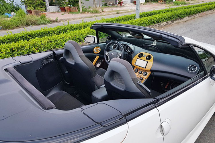 Là mẫu xe thể thao 2 cửa, 2 ghế sau của Mitsubishi Eclipse GS 2008 chỉ dành cho trẻ em hoặc sử dụng cho nhu cầu chở đồ. Trong khoang nội thất, vô lăng nguyên bản của chiếc xe này cũng đã được chủ nhân thay thế bằng vô lăng 4 chấu của mẫu Mitsubishi Pajero Sport thế hệ mới.