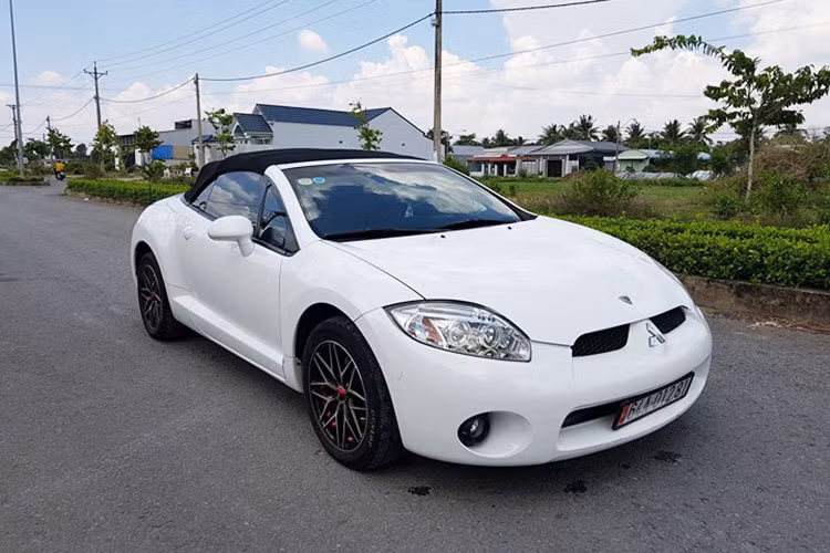 Mẫu xe mui trần Mitsubishi Eclipse được đánh giá là một trong những dòng xe biểu trưng cho những chiếc xe thể thao của thương hiệu ôtô Nhật Bản trong thập niên trước đây. Đây cũng là một dòng xe được xem là "hàng hiếm" trên thị trường xe cũ Việt Nam.