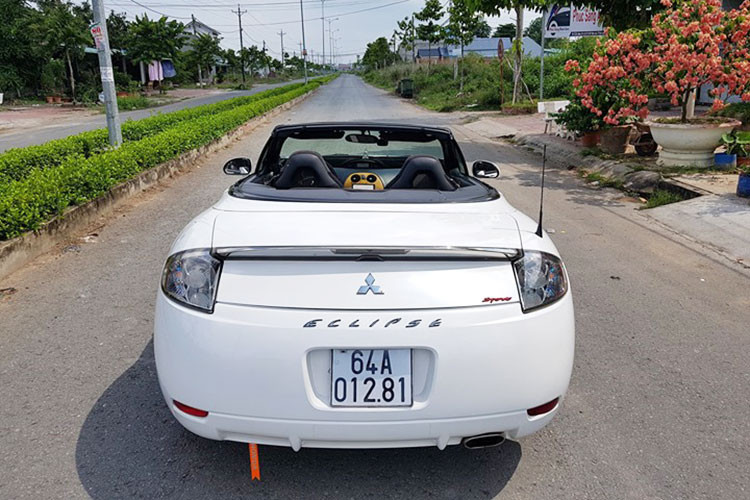 Cũng theo chủ nhân của chiếc Mitsubishi Eclipse GS đời 2008 đang rao bán cho hay, xe đã được thay bộ mâm mới đa chấu khá đẹp mắt, còn lại hầu hết các chi tiết ngoại thất đều đúng với thiết kế nguyên bản trước đây.