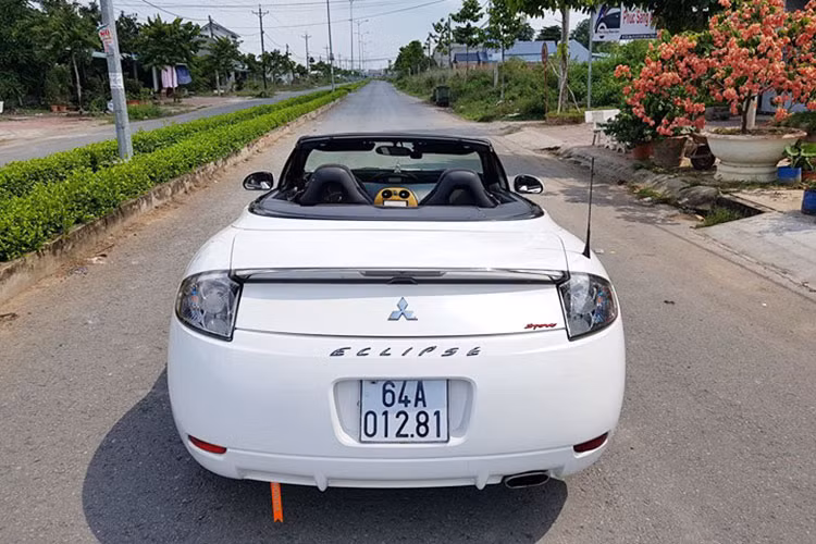 Cũng theo chủ nhân của chiếc Mitsubishi Eclipse GS đời 2008 đang rao bán cho hay, xe đã được thay bộ mâm mới đa chấu khá đẹp mắt, còn lại hầu hết các chi tiết ngoại thất đều đúng với thiết kế nguyên bản trước đây.