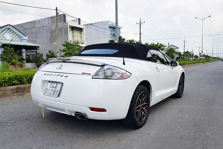 Trước đây, nhờ sự sang trong và "bảnh bao" của mình, Mitsubishi Eclipse đời 2008 thường được chủ nhân cho thuê lăn bánh làm xe rước dâu hoặc các sự kiện... chiếc Mitsubishi Eclipse xuất hiện trong bài viết này thuộc chủ sở hữu tại Vĩnh Long và các chi tiết còn khá mới.
