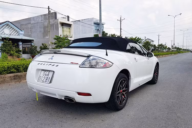 Trước đây, nhờ sự sang trong và "bảnh bao" của mình, Mitsubishi Eclipse đời 2008 thường được chủ nhân cho thuê lăn bánh làm xe rước dâu hoặc các sự kiện... chiếc Mitsubishi Eclipse xuất hiện trong bài viết này thuộc chủ sở hữu tại Vĩnh Long và các chi tiết còn khá mới.