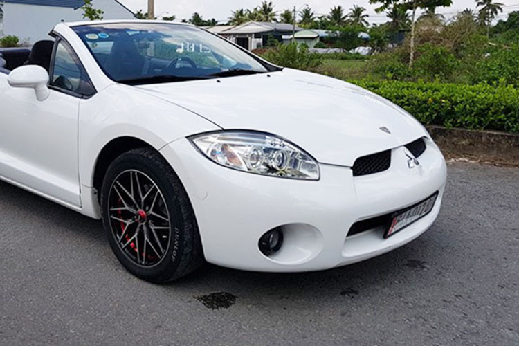 Vè ngoại thất, mặc dù đã sử dụng được khoảng hơn 10 năm nhưng nước sơn và chóa đèn của chiếc xe này đã được chủ nhân bảo dưỡng ở tình trạng khá tốt. Mui xe Mitsubishi Eclipse GS 2008 là loại mui mềm, được chủ xe cam kết hiện vẫn hoạt động tốt trong mọi thời tiết nắng, mưa.