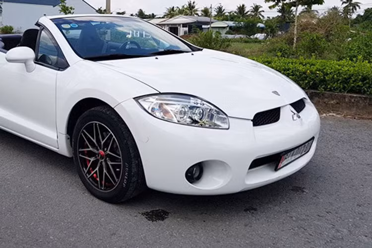 Vè ngoại thất, mặc dù đã sử dụng được khoảng hơn 10 năm nhưng nước sơn và chóa đèn của chiếc xe này đã được chủ nhân bảo dưỡng ở tình trạng khá tốt. Mui xe Mitsubishi Eclipse GS 2008 là loại mui mềm, được chủ xe cam kết hiện vẫn hoạt động tốt trong mọi thời tiết nắng, mưa.