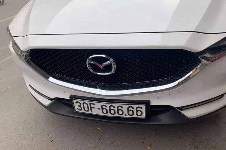Mazda CX-5 bản có những trang bị nổi bật như đèn pha LED với chức năng đèn tương thích thông minh, cân bằng góc chiếu, đèn pha/cụm gạt mưa tự động, đèn LED định vị ban ngày, đèn sương mù LED, gương chiếu hậu chỉnh điện/gập điện/tích hợp báo rẽ và cốp sau chỉnh điện. 
