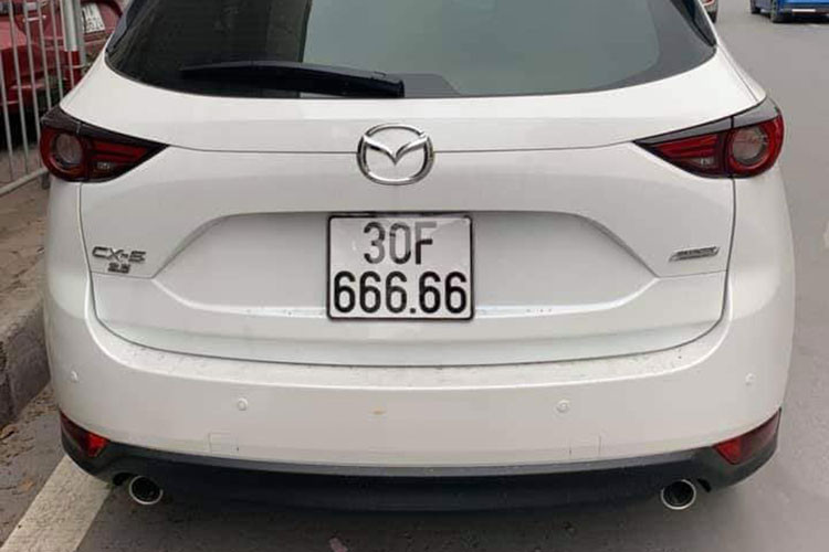 Bên trong Mazda CX-5 tại Việt Nam sở hữu nội thất bọc da với ghế trước chỉnh điện, ghế lái nhớ vị trí, vô lăng đa chức năng, nút bấm khởi động máy, màn hình hiển thị HUD, đầu DVD, màn hình cảm ứng 7 inch, hệ thống âm thanh Bose 10 loa, điều hòa tự động 2 vùng độc lập, cửa sổ trời hay cổng USB hàng ghế sau.