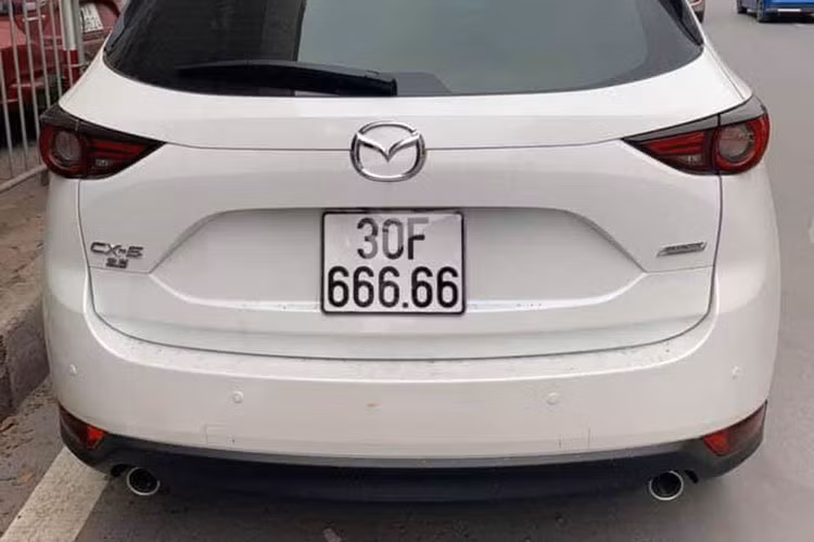 Bên trong Mazda CX-5 tại Việt Nam sở hữu nội thất bọc da với ghế trước chỉnh điện, ghế lái nhớ vị trí, vô lăng đa chức năng, nút bấm khởi động máy, màn hình hiển thị HUD, đầu DVD, màn hình cảm ứng 7 inch, hệ thống âm thanh Bose 10 loa, điều hòa tự động 2 vùng độc lập, cửa sổ trời hay cổng USB hàng ghế sau.