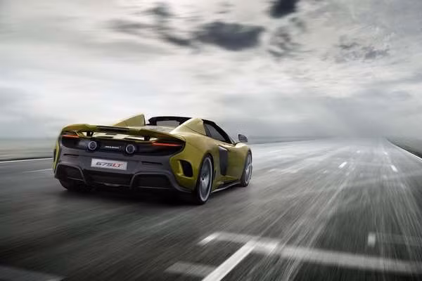 McLaren 675LT Spyder có khả năng tăng tốc lên 100 km/h trong 2,9 giây và 200 km/h trong 8,1 giây, chỉ chậm hơn 0,2 giây so với phiên bản mui cứng. Tốc độ cực đại dừng ở con số 326 km/h.