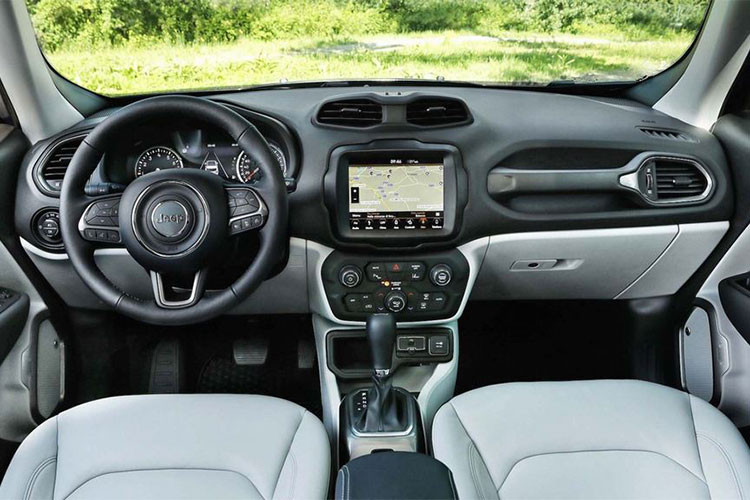 Trái ngược với ngoại thất, nội thất của Jeep Renegade 2019 không được làm mới về thiết kế. Điều này không có gì bất ngờ vì ở phiên bản 2018, Jeep Renegade đã được hãng xe này nâng cấp về nội thất.