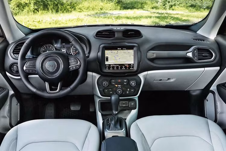 Trái ngược với ngoại thất, nội thất của Jeep Renegade 2019 không được làm mới về thiết kế. Điều này không có gì bất ngờ vì ở phiên bản 2018, Jeep Renegade đã được hãng xe này nâng cấp về nội thất.